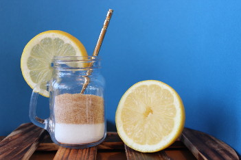 Zitronensaft und Zucker als Zutaten für ein Gesichtspeeling.